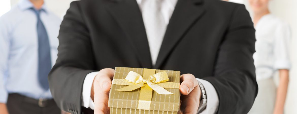 is it appropriate to give your boss a gift?