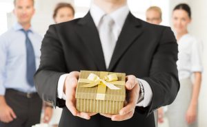 is it appropriate to give your boss a gift?